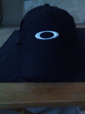 Oakley Take Pro Snap back Black/White  O SZ . Light weight breathable mesh .